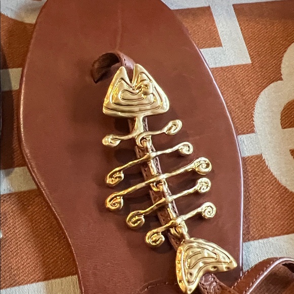 Tory Burch Fish Brown Sandals with Gold Detailing - Picture 2 of 6